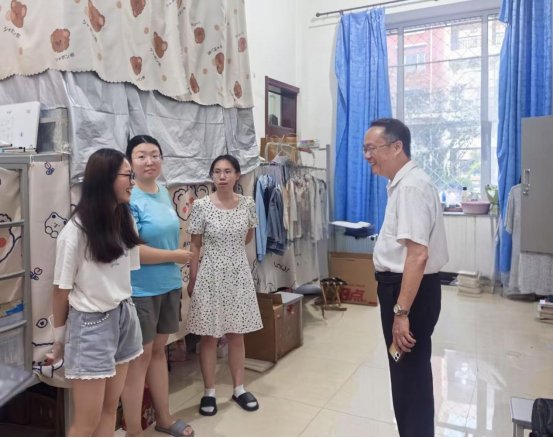英语教研室主任陆朝霞