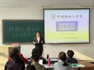 其实本次赛事特邀闫虹教授