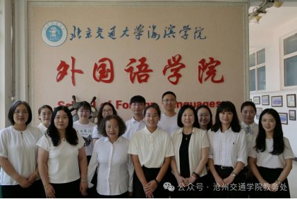 有一支兼具人文素养与语言专长的团队
