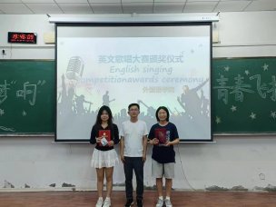 晋级歌王争霸赛的八组选手依次上台为观